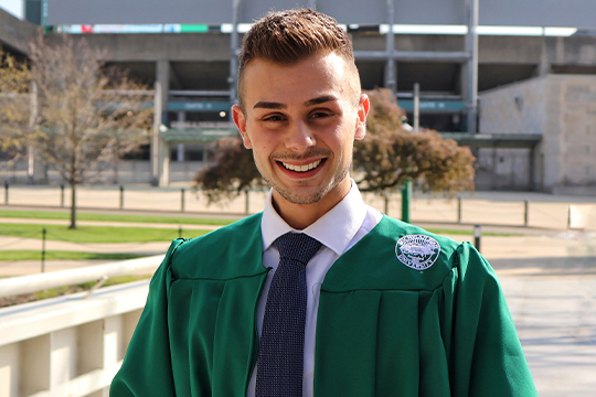 Read more about the article Spanish Graduate Receives College’s Outstanding Senior Award