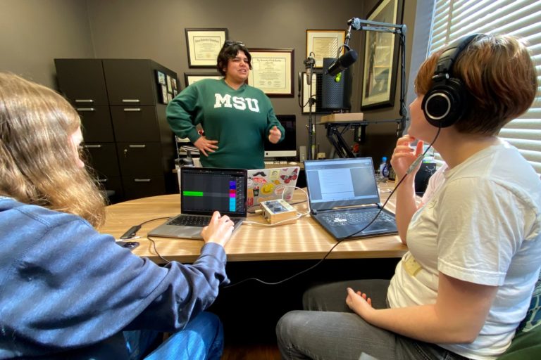 Read more about the article Soundwriting and Rhetoric Class Pulls Together to Produce Radio Drama 