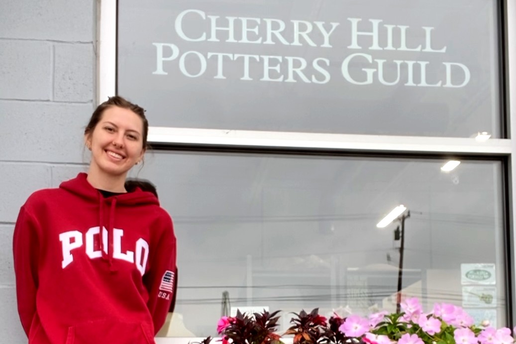 Read more about the article Art Education Major Completes Internship with Pottery Studio